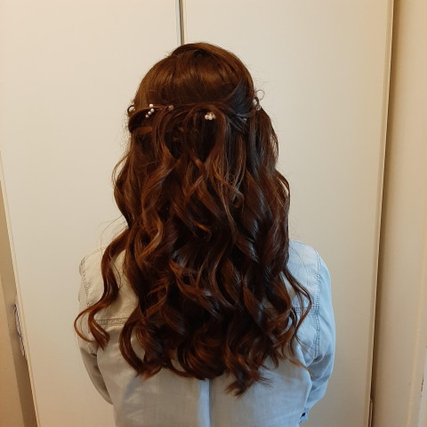 Mobil Friseur by Zeynep | Brautfrisuren & Stylings, Brautstyling · Make-up München, Kontaktbild