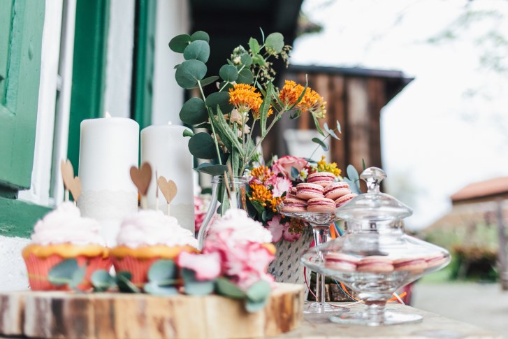 Anna-Fichtner_boho-vintage-hochzeit_Heimathochzeit_Brautpaar_Candytable_2