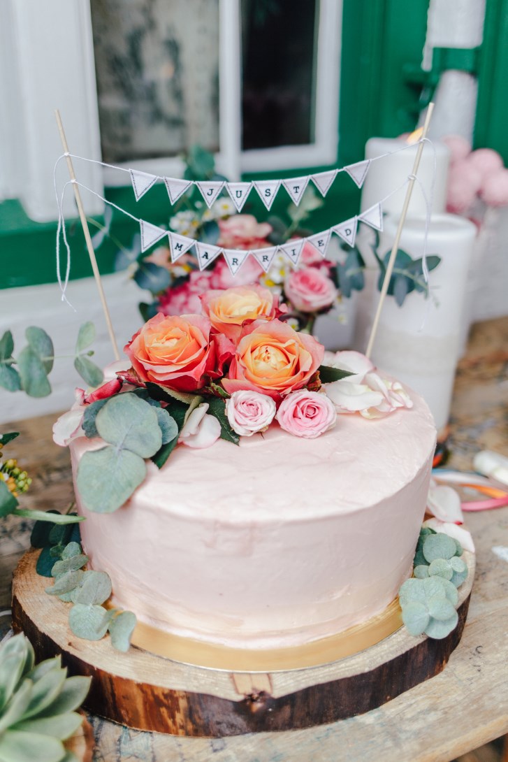 Anna-Fichtner_boho-vintage-hochzeit_Heimathochzeit_Brautpaar_Candytable_4