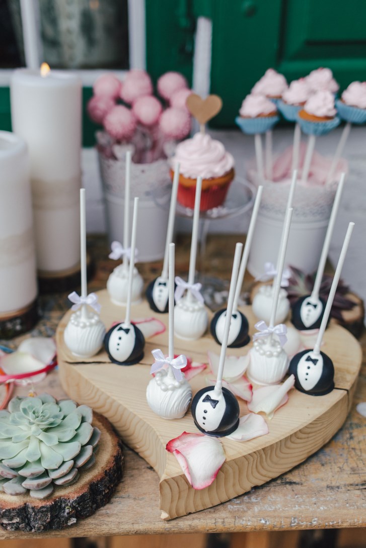 Anna-Fichtner_boho-vintage-hochzeit_Heimathochzeit_Brautpaar_Candytable_6