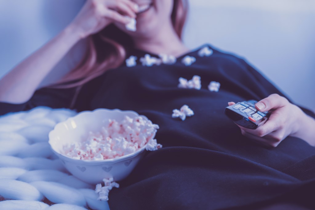 Junggesellinnenabschied vorm Fernseher mit Popcorn