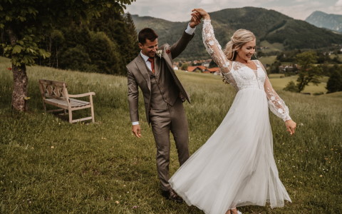 Hochzeit mit Blick auf die Chiemgauer Alpen in der Zirmbergalm Ruhpolding Bild 1