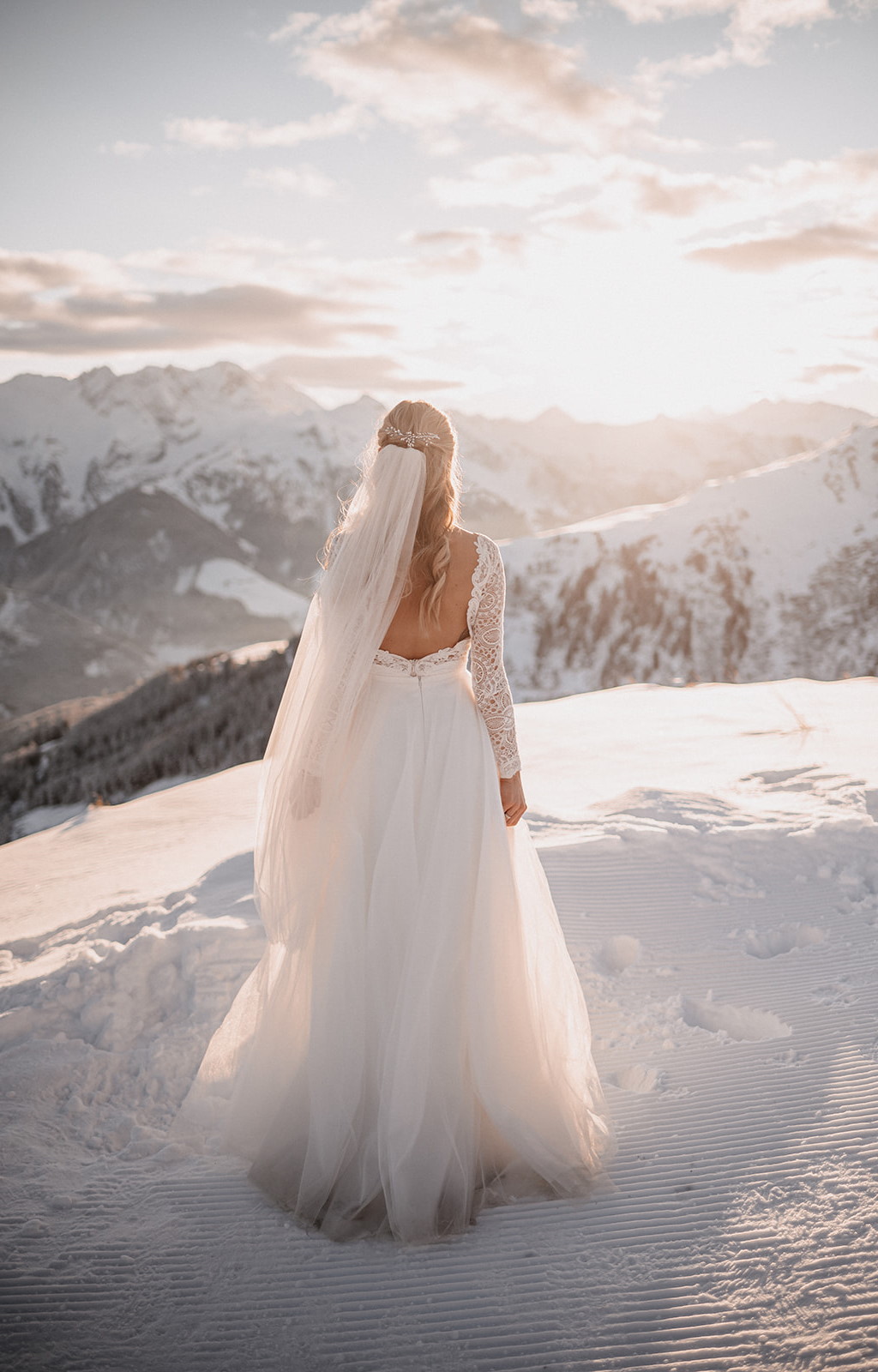 Braut in traumhaftem Brautkleid vor Bergkulisse