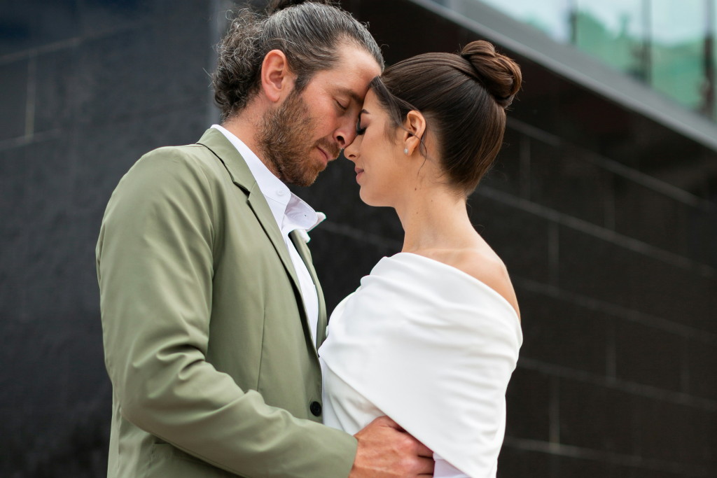 Brautpaar in Weiss-Grün