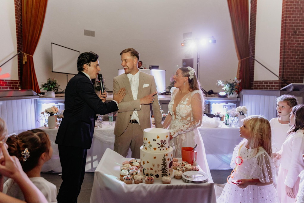 Moderator begleitet die Anschnitt-Zeremonie der Hochzeitstorte bei einer deutsch-russischen Hochzeit in M&uuml;nchen